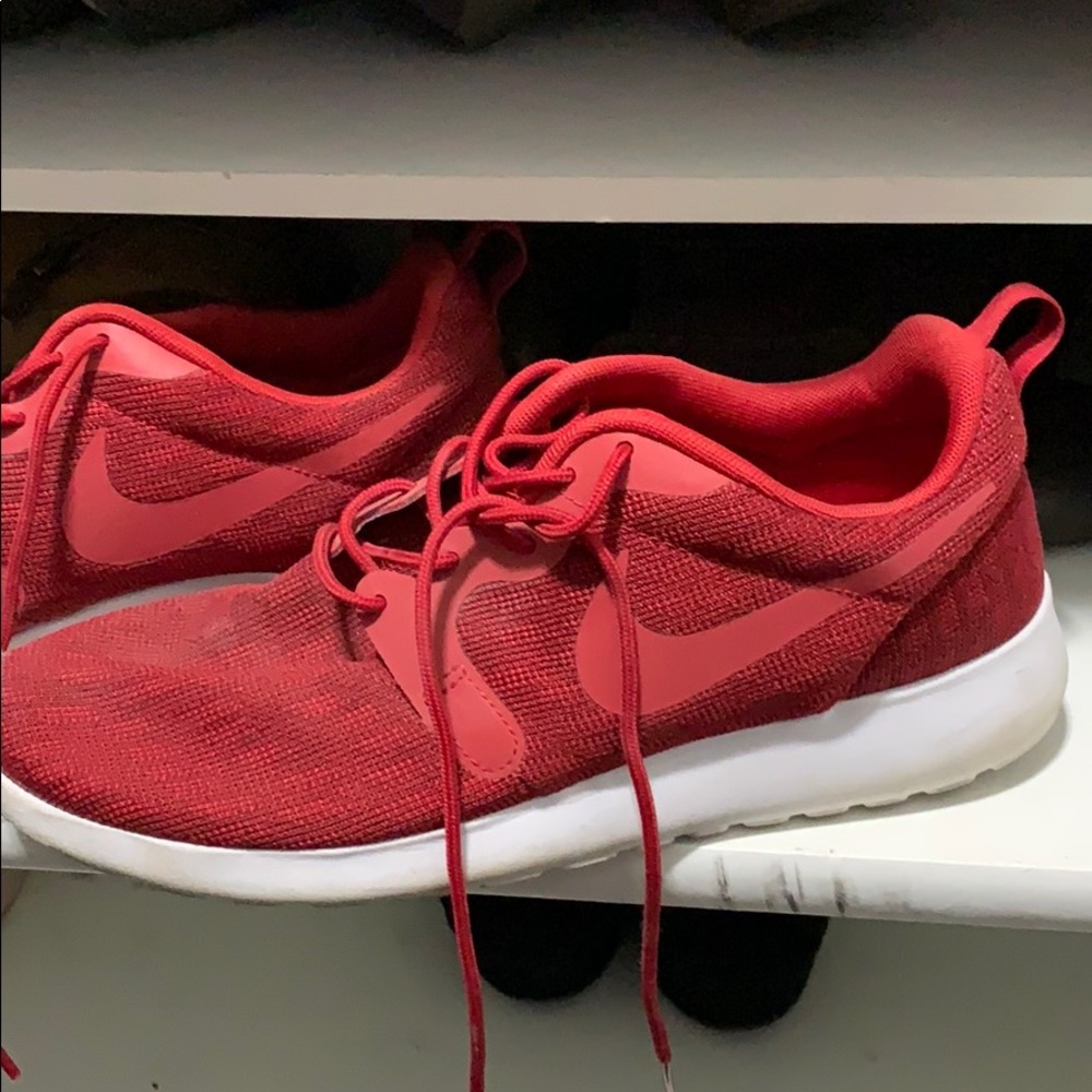 Red Nike roshe